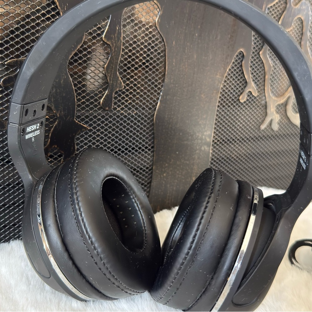 Skullcandy Over-Ear Black Headphones - Sleek Urban Design - Picture 12 of 13